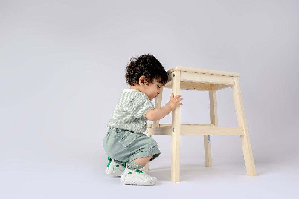 Kids' Shoes, Aretto, Child with Chair