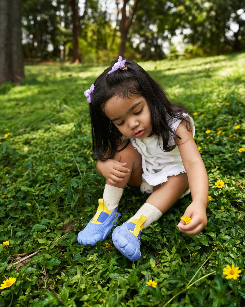 Aretto, Aretto Shoes, Girl in garden, Flowers, Purple shoes
