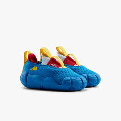 A pair of blue Aretto kids' shoes with flexible white segmented soles, displayed side-by-side against a white background. (Sizes S1 & S2)