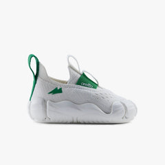 Side profile view of a single Aretto kids' shoe, highlighting the clean white knit upper and matching ergonomic white sole. (Sizes S1 & S2)