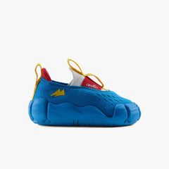 Side profile view of a single Aretto kids' shoe, highlighting the vibrant blue knit upper and ergonomic white sole. (Sizes S1 & S2)