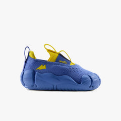 Side profile view of a single Aretto kids' shoe, highlighting the vibrant purple knit upper and ergonomic white sole. (Sizes S1 & S2)
