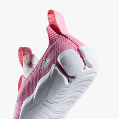 Macro close-up of the heel and outsole of an Aretto shoe, detailing the patented, flexible Y-shaped Supergrooves sole technology. (Sizes S1 & S2)
